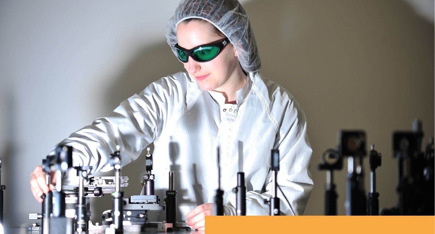 Employée avec protection pour les yeux